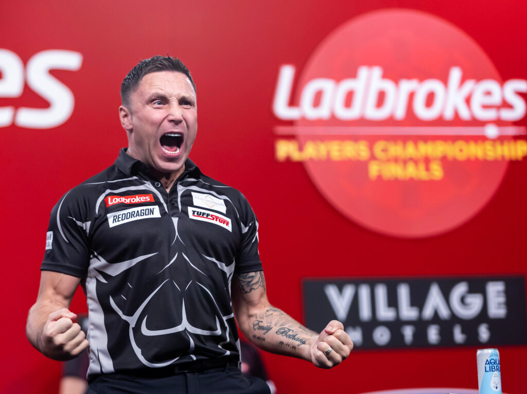 Gerwyn Price feiert einen überzeugenden Erfolg gegen Sebastian Bialecki