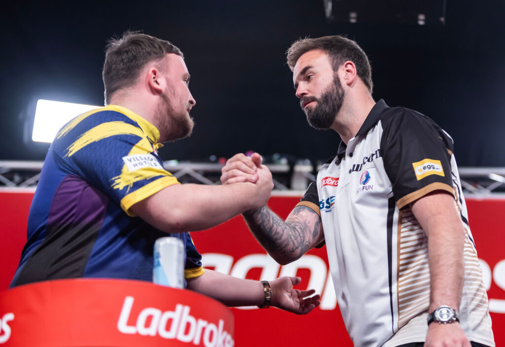 Luke Littler glänzt gegen Ross Smith