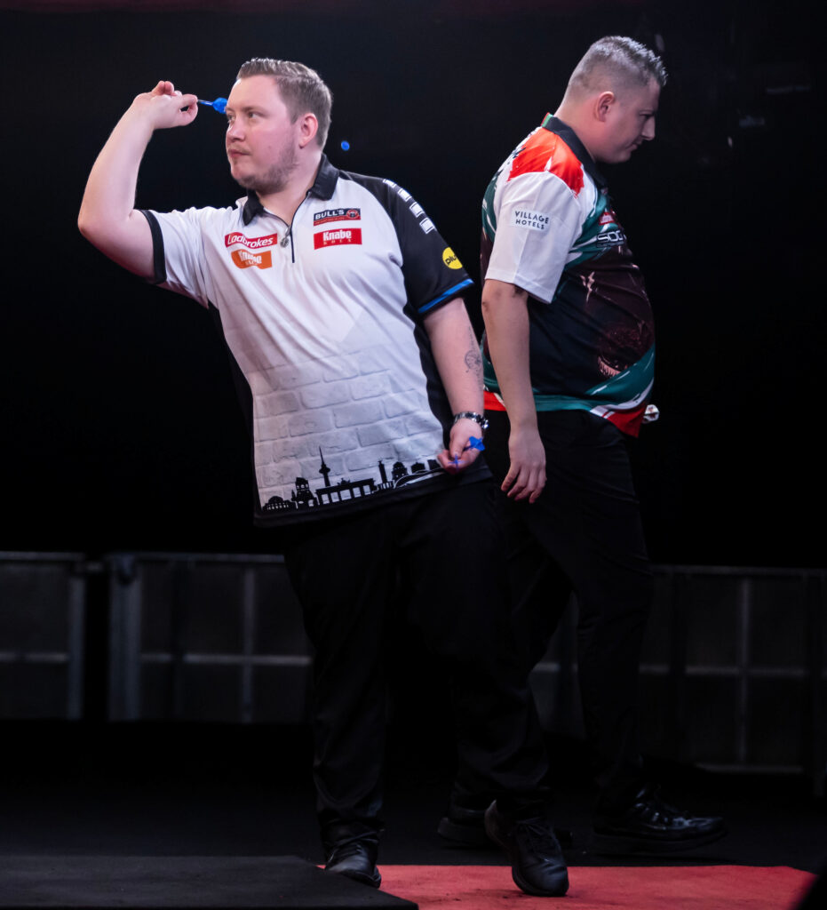 Martin Schindler müht sich gegen Nick Kenny weiter