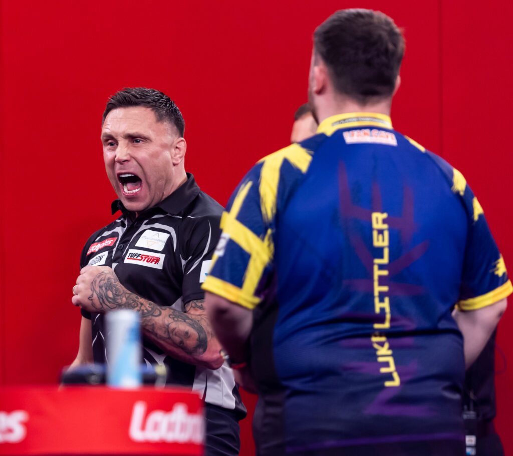 Gerwyn Price jubelt mit geballter Faust, davor Littler mit dem Rücken zum Bild.