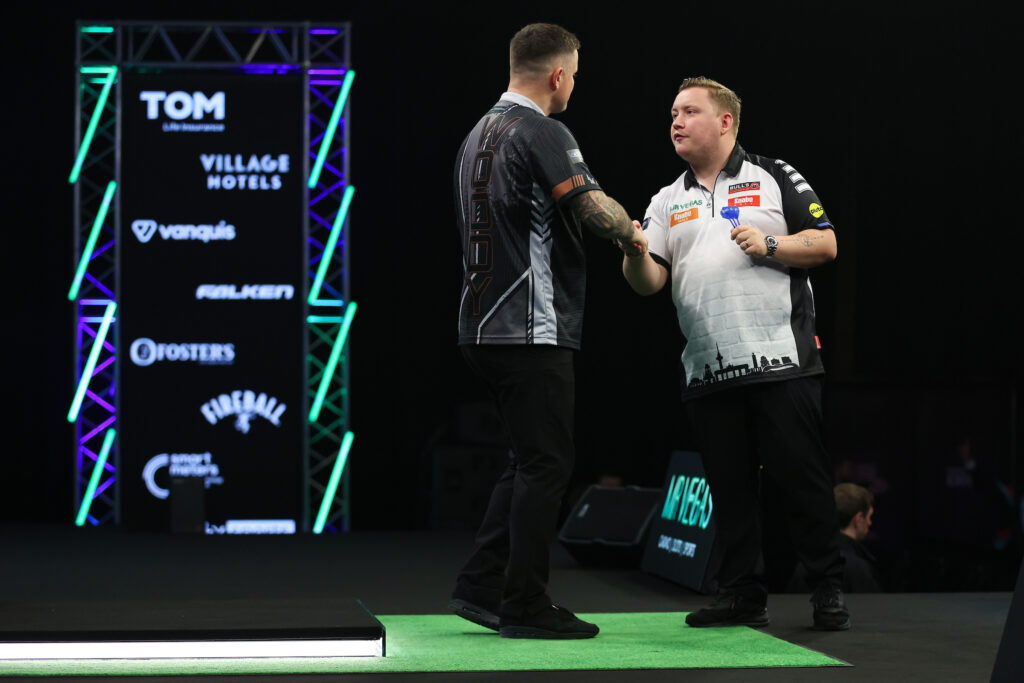 Martin Schindler und Luke Woodhouse beim Handschlag nach dem Spiel