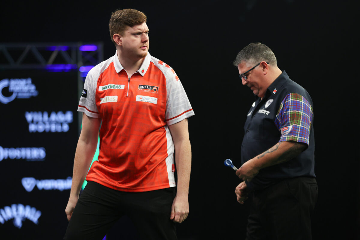 Niko Springer baut sich auf, im Hintergrund Gary Anderson