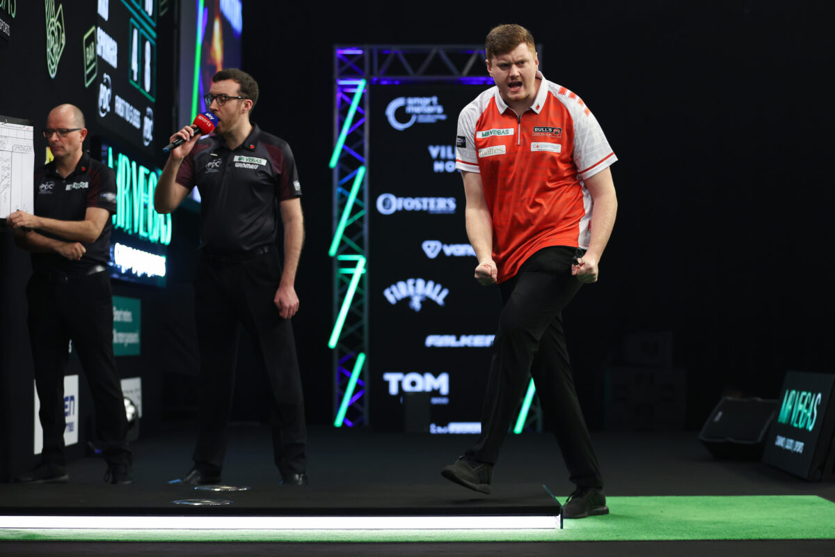 Niko Springer schlägt Michael van Gerwen und steht im Achtelfinale