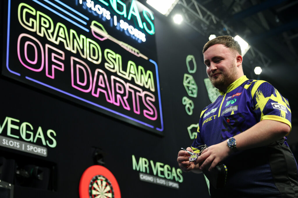 Luke Littler besiegte Connor Scutt mit einem Durchschnitt von 105