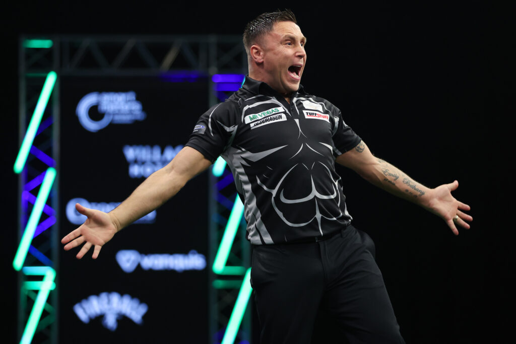 Gerwyn Price jubelt mit beiden Armen zur Seite ausgestreckt.