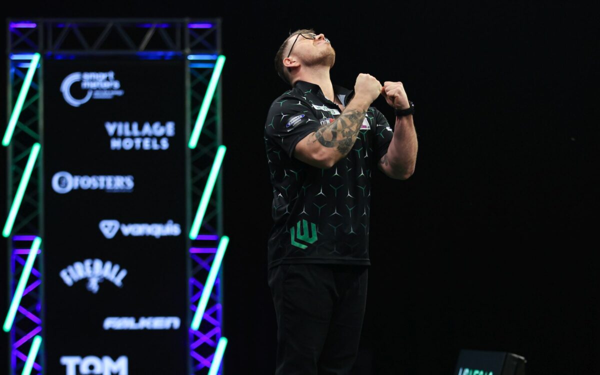 Lukas Wenig ballt die Fäuste, mit geschlossenen Augen nach oben