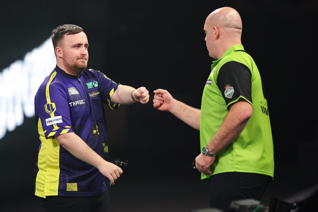 Luke Littler und Michael van Gerwen im Finale der Darts-WM 2025