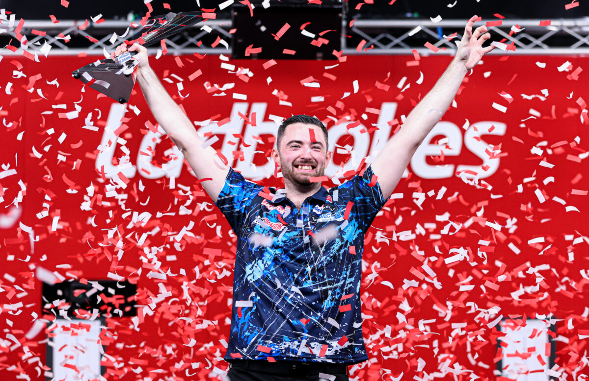 Luke Humphries Jubelbild bei Players Championship Finals mit Pokal und Konfetti