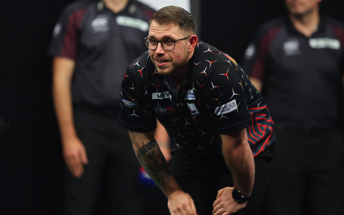 Lukas Wenig stützt sich auf seinen Knien ab.