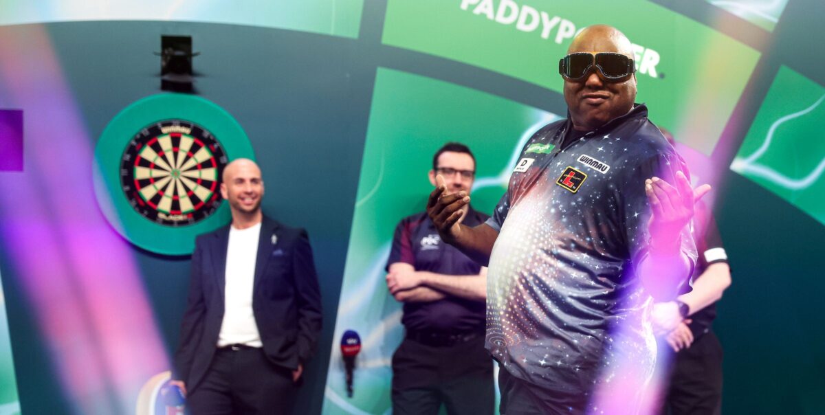 Leonard Gates besiegt Mickey Mansell und tanzt sich mit Skibrille in Runde 2