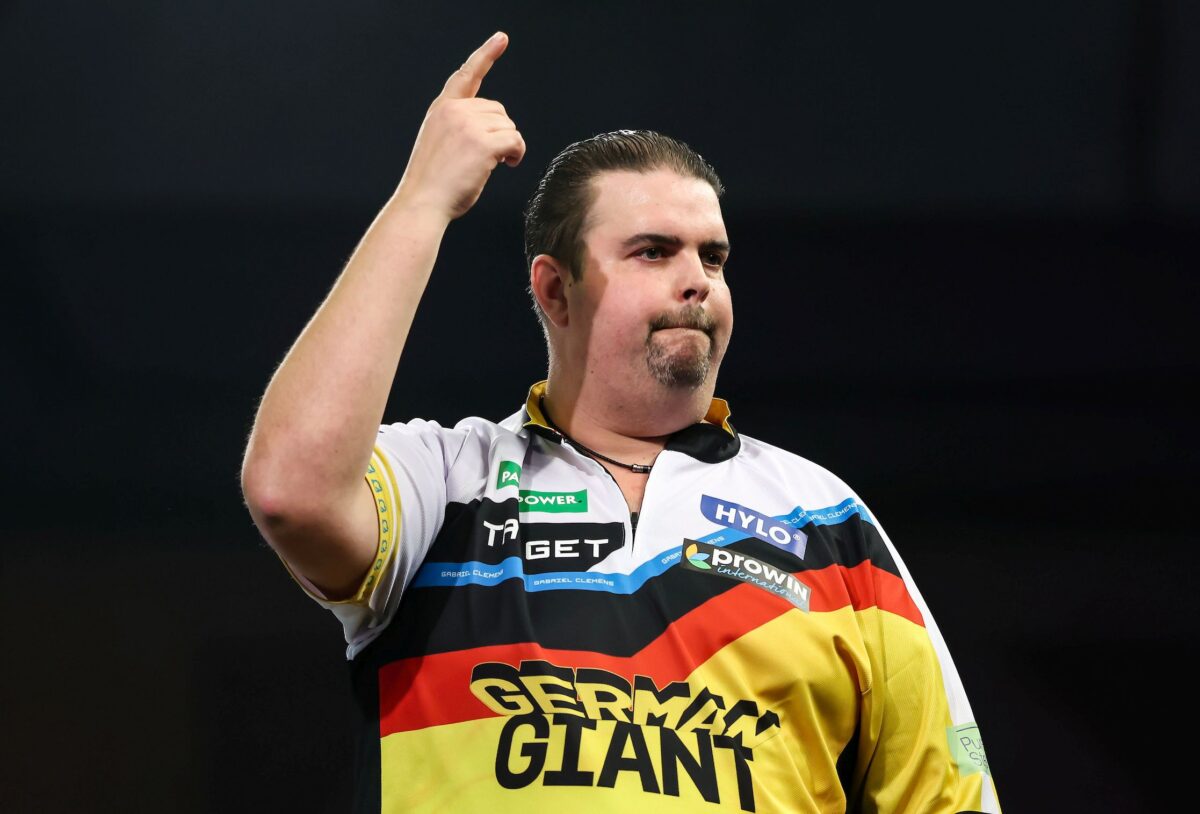 Gabriel Clemens besiegt Alex Spellman komfortabel und steht in Runde 2 der Darts-WM