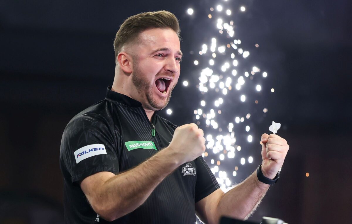 Arno Merk gewinnt bei seinem WM-Debüt mit einer starken Leistung gegen Kim Huybrechts