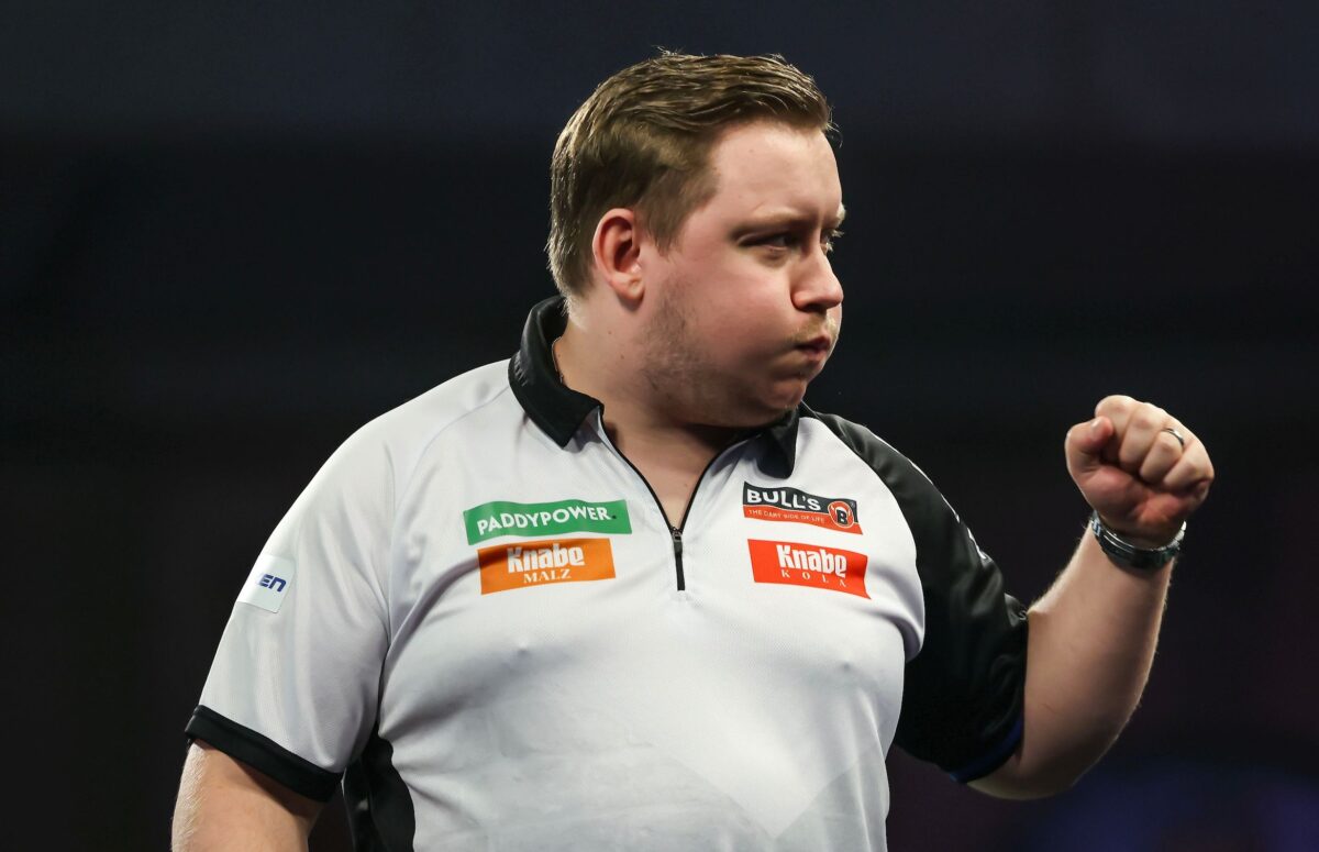 Martin Schindler kann durchatmen: Er &uuml;bersteht sein Auftaktspiel gegen Stephen Burton mit seinen besten WM-Statistiken