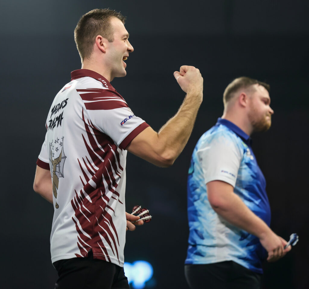 Madars Razma steht nach seinem Sieg &uuml;ber Darren Beveridge zum dritten Mal nacheinander in Runde 3 der WM