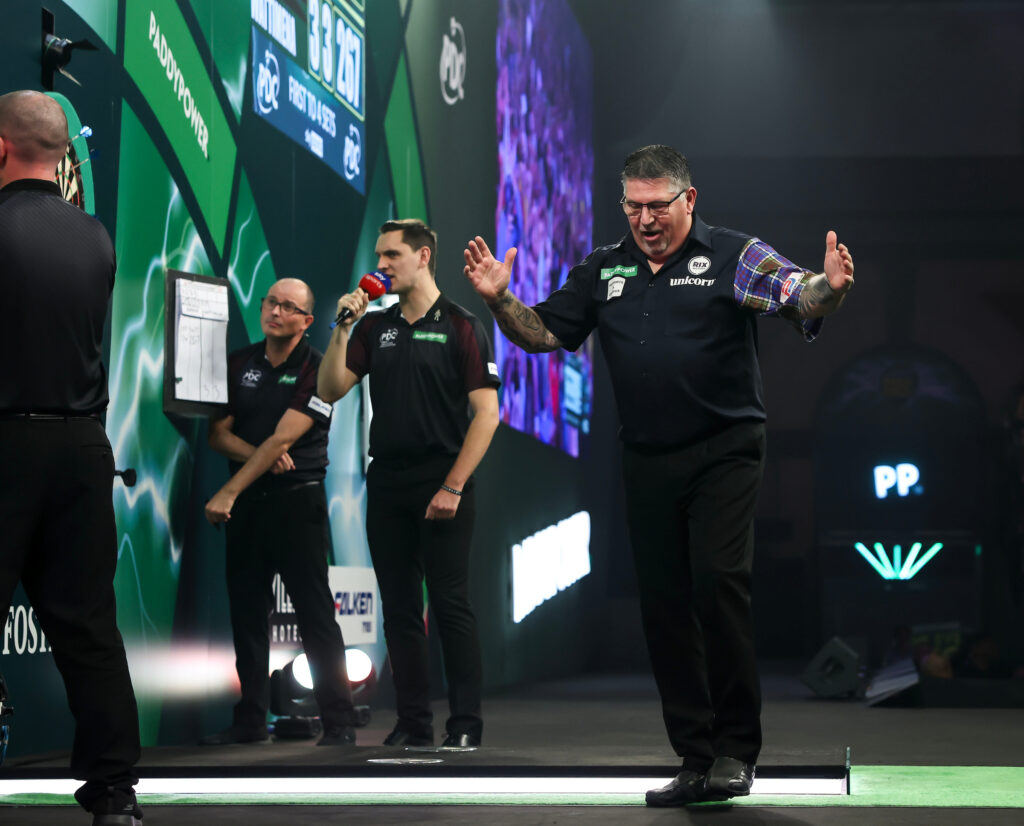 Der Moment als Gary Anderson den 9-Darter auf der D12 verpasst