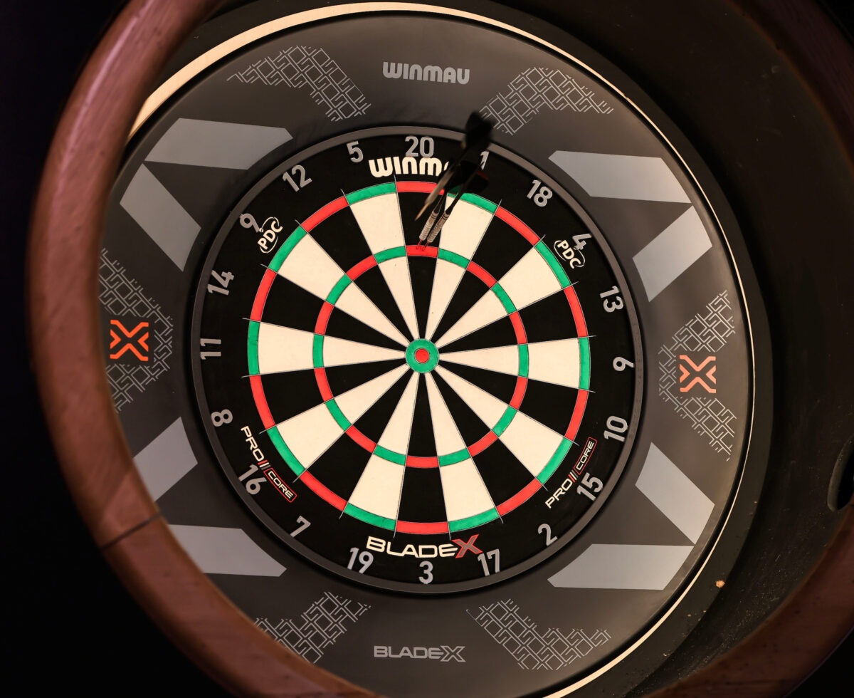 Das neue Winmau Blade X wird ab sofort bei allen B&uuml;hnenevents der PDC zum Einsatz kommen