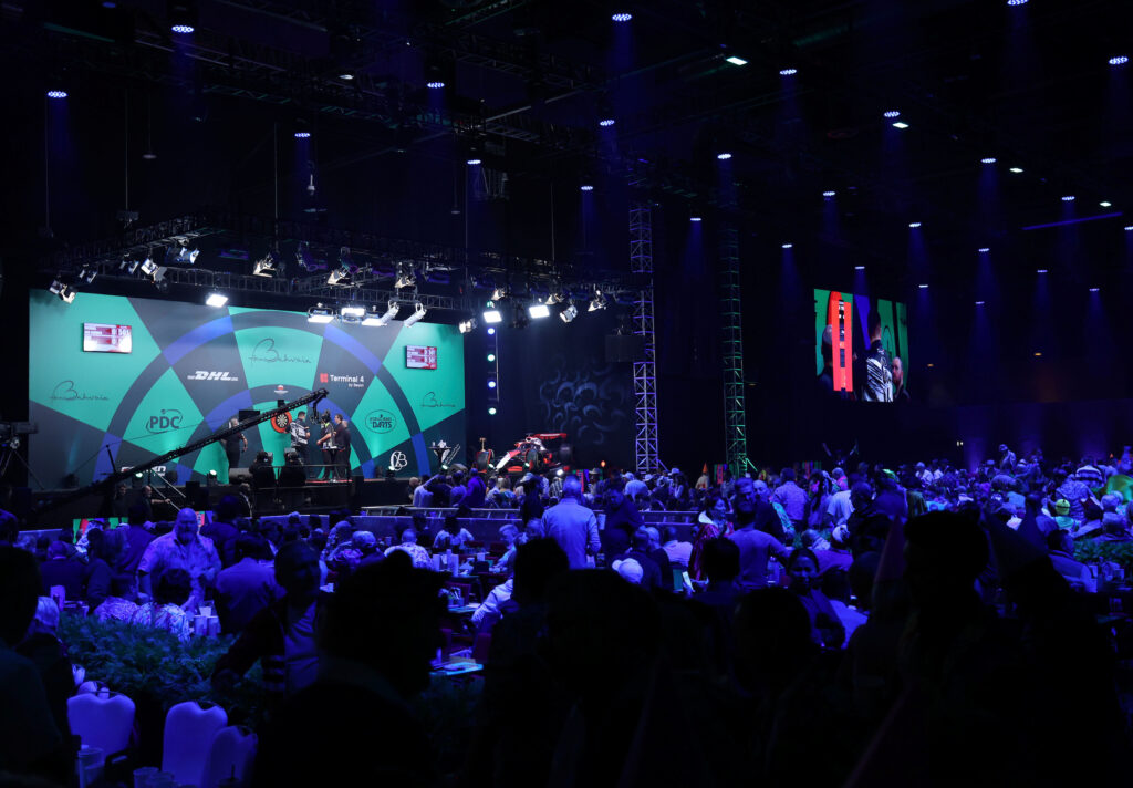 &Uuml;ber 2.000 Fans sahen sich die Final-Session des Bahrain Darts Masters 2026 an