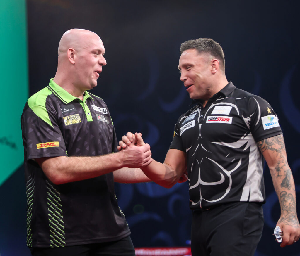 Mussten nach dem 25-Darter zum Matchgewinn von MvG beide lachen: Michael van Gerwen und Gerwyn Price
