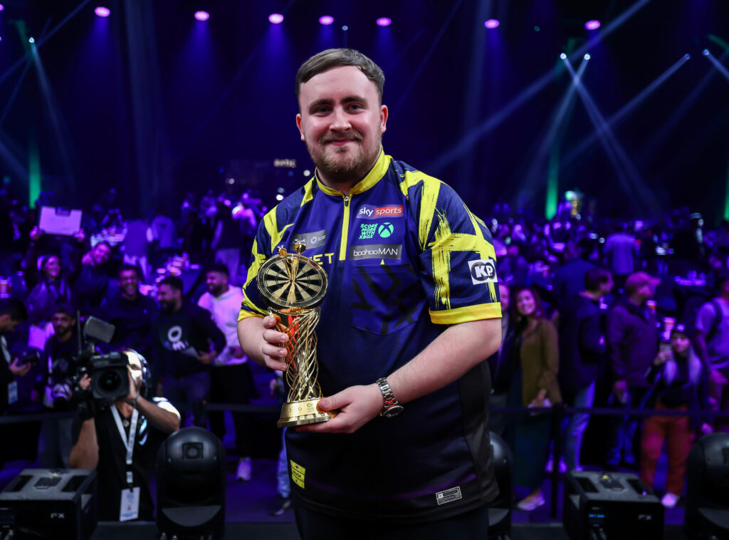 Luke Littler gewinnt die Premiere des Saudi Arabia Darts Masters