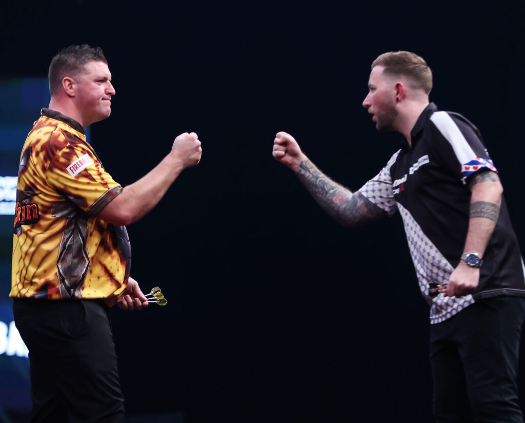 Danny Noppert setzt sich gegen Daryl Gurney mit 3:1 durch