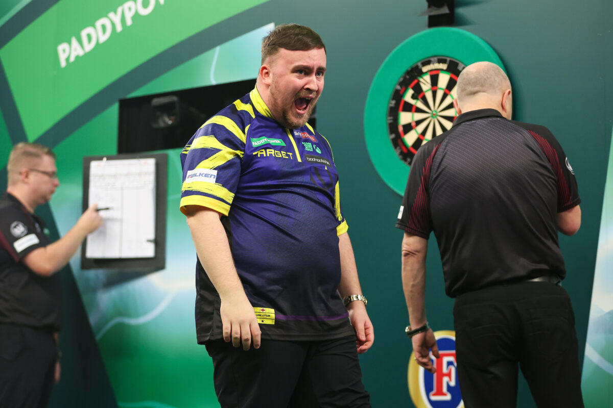 Luke Littler feiert einen ungef&auml;hrdeten Erfolg gegen Krzysztof Ratajski