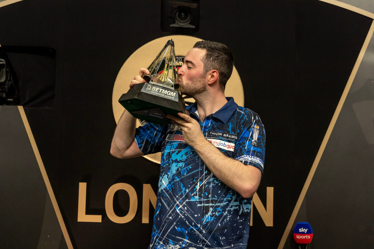Luke Humphries geht als Titelverteidiger in die Premier League Darts 2026