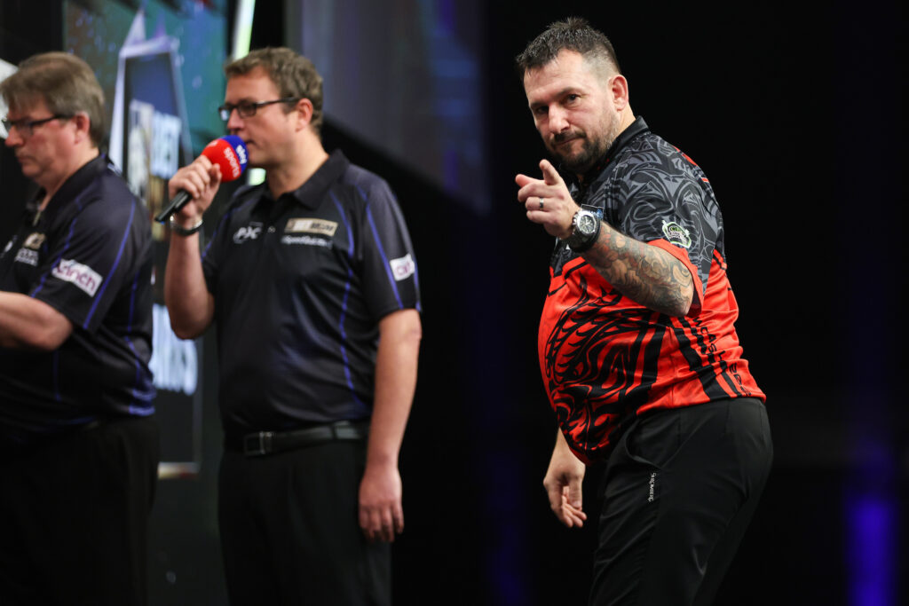 Jonny Clayton &uuml;berzeugte zum Auftakt der Premier League Saison mit einem Average von 109,81