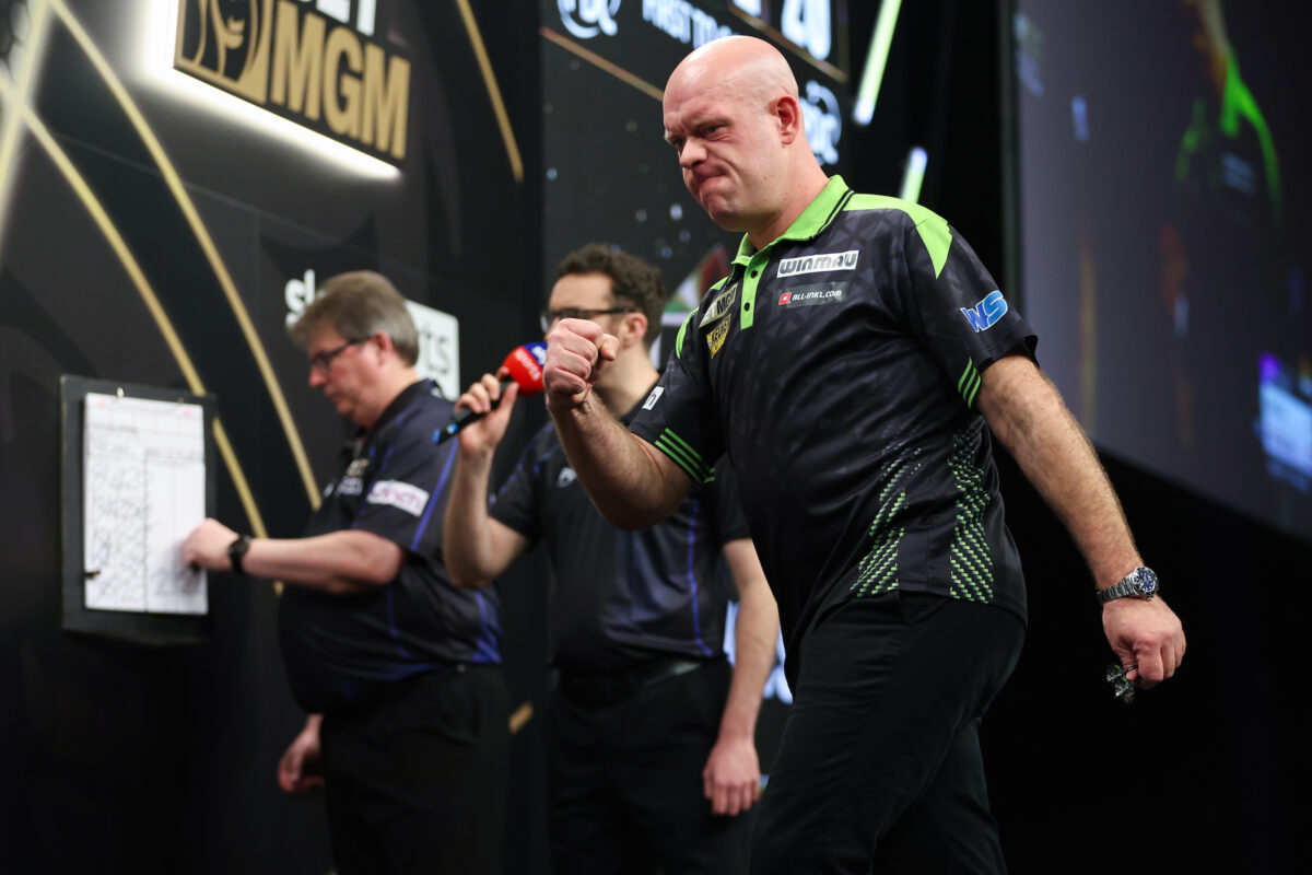 Michael van Gerwen gewinnt den Auftaktabend der Premier League Darts 2026 in Newcastle
