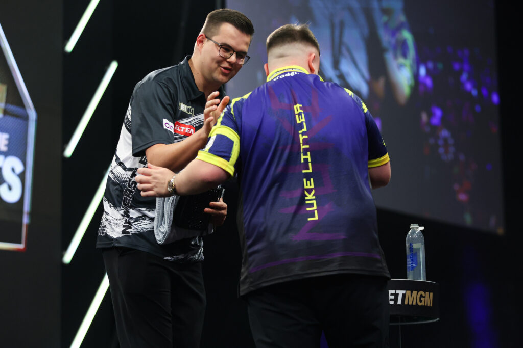 Gian van Veen revanchierte sich bei Luke Littler f&uuml;r die Niederlage im WM-Finale