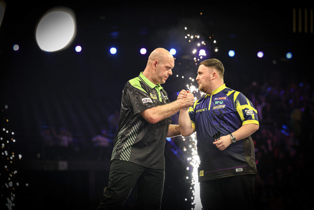 Michael van Gerwen setzte sich im Halbfinale gegen Luke Littler mit 6:4 durch
