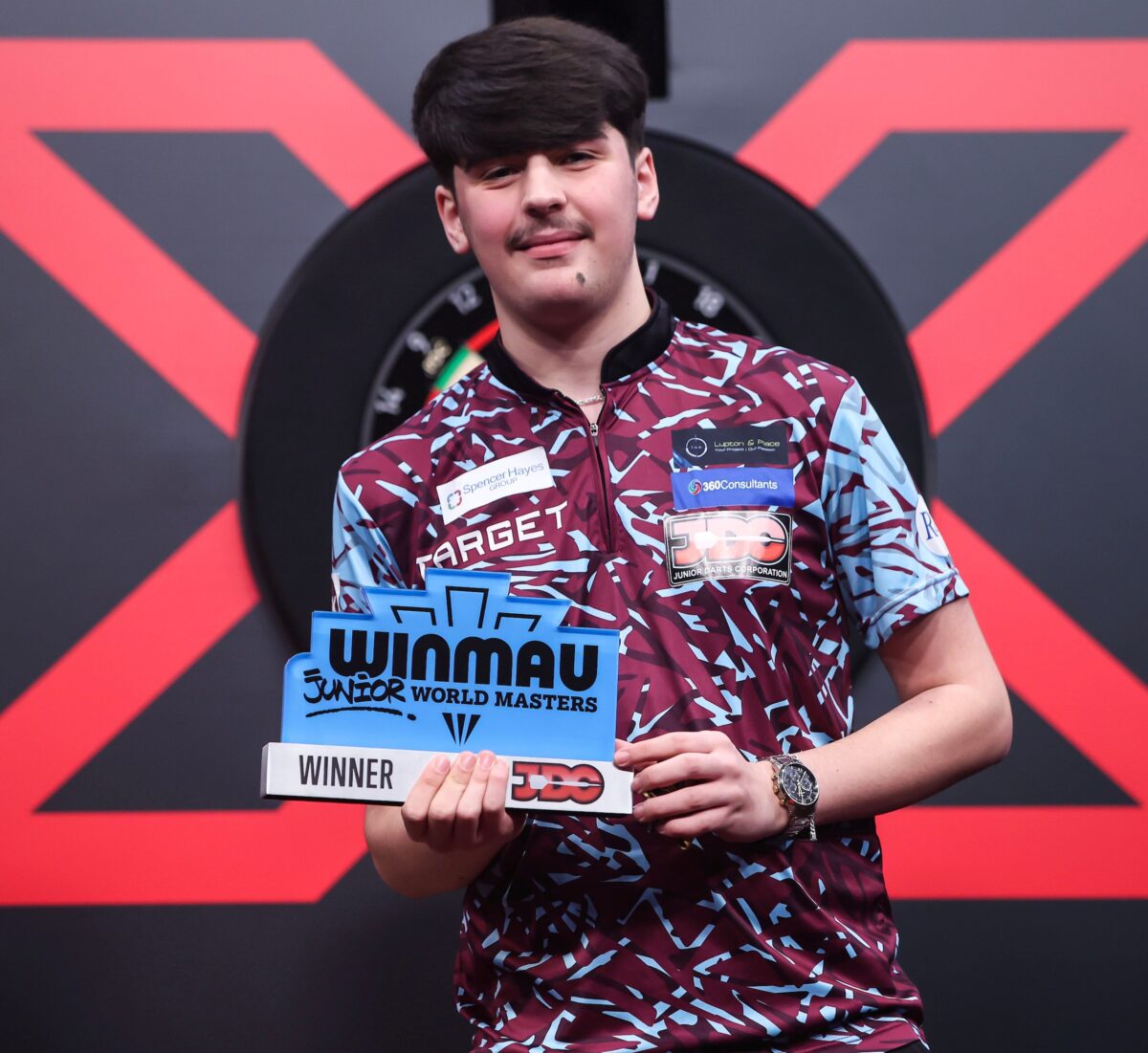 Kaya Baysal gewinnt das Finale des JDC Winmau Junior World Masters
