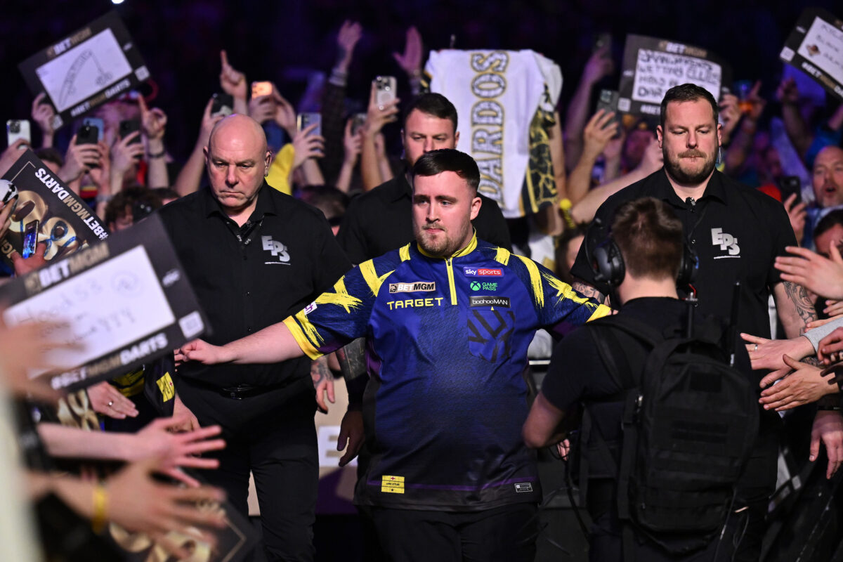 Luke Littler erreicht in Berlin die F&uuml;hrung in der Premier League Tabelle