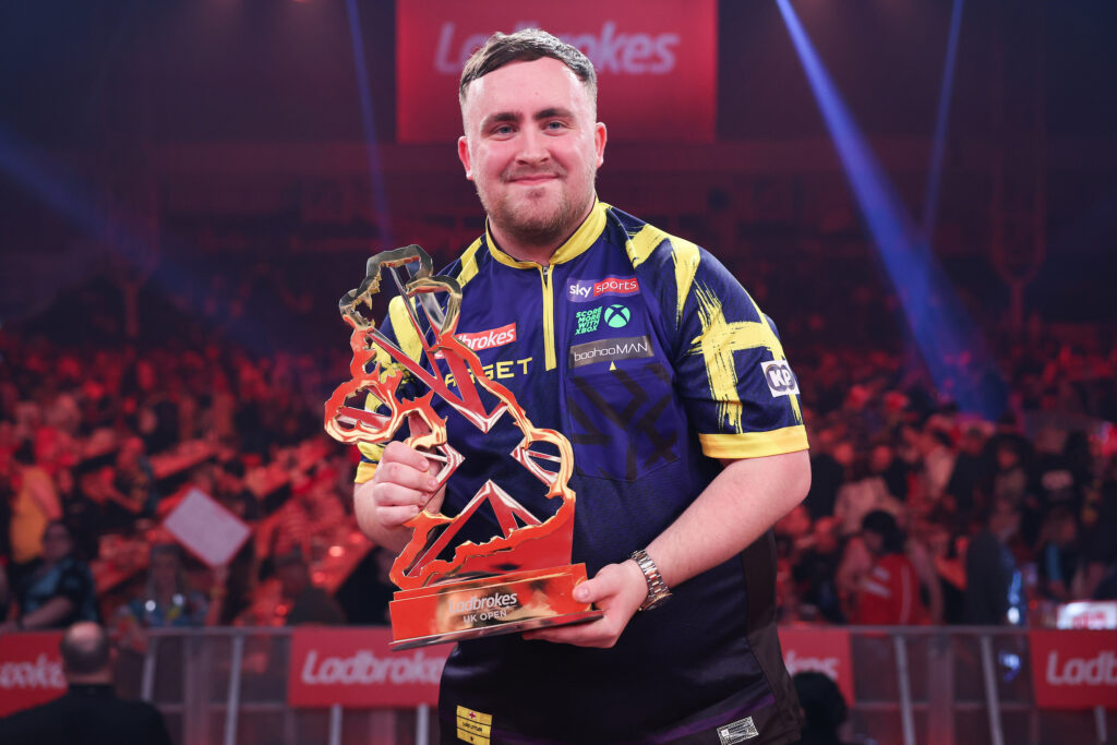 Luke Littler hat seinen Titel bei den UK Open erfolgreich verteidigt