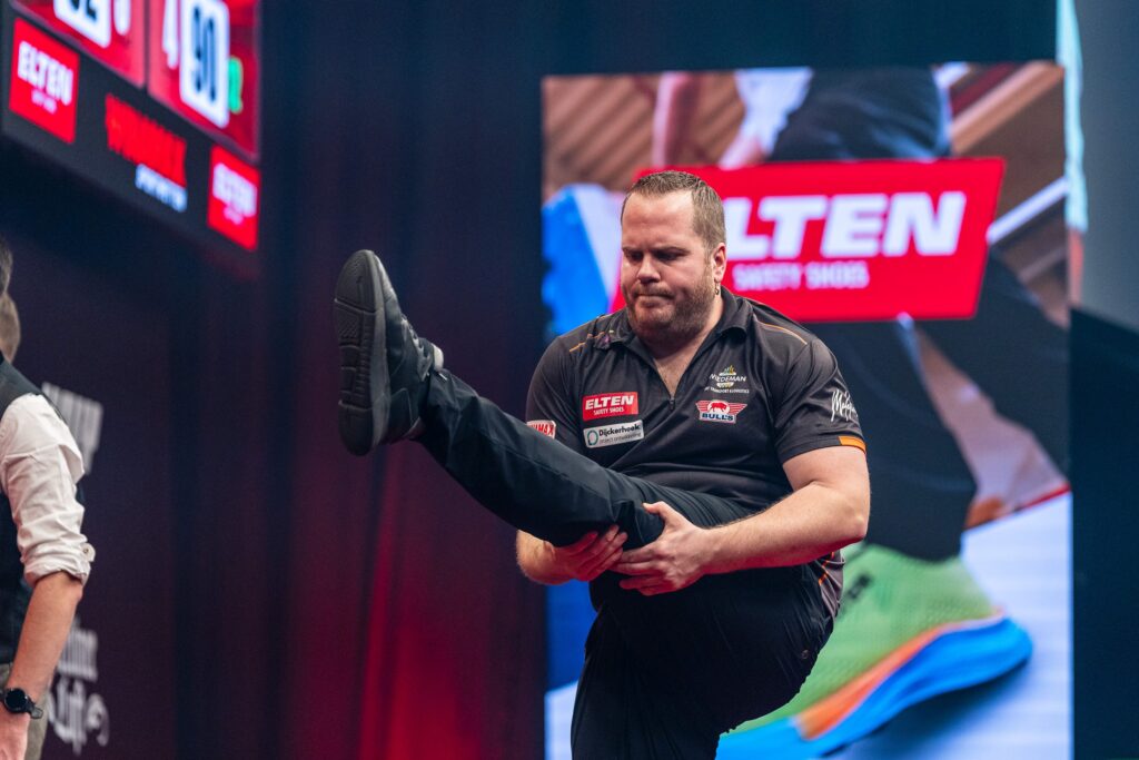 Mit viel Akrobatik ins Achtelfinale: Dirk van Duijvenbode