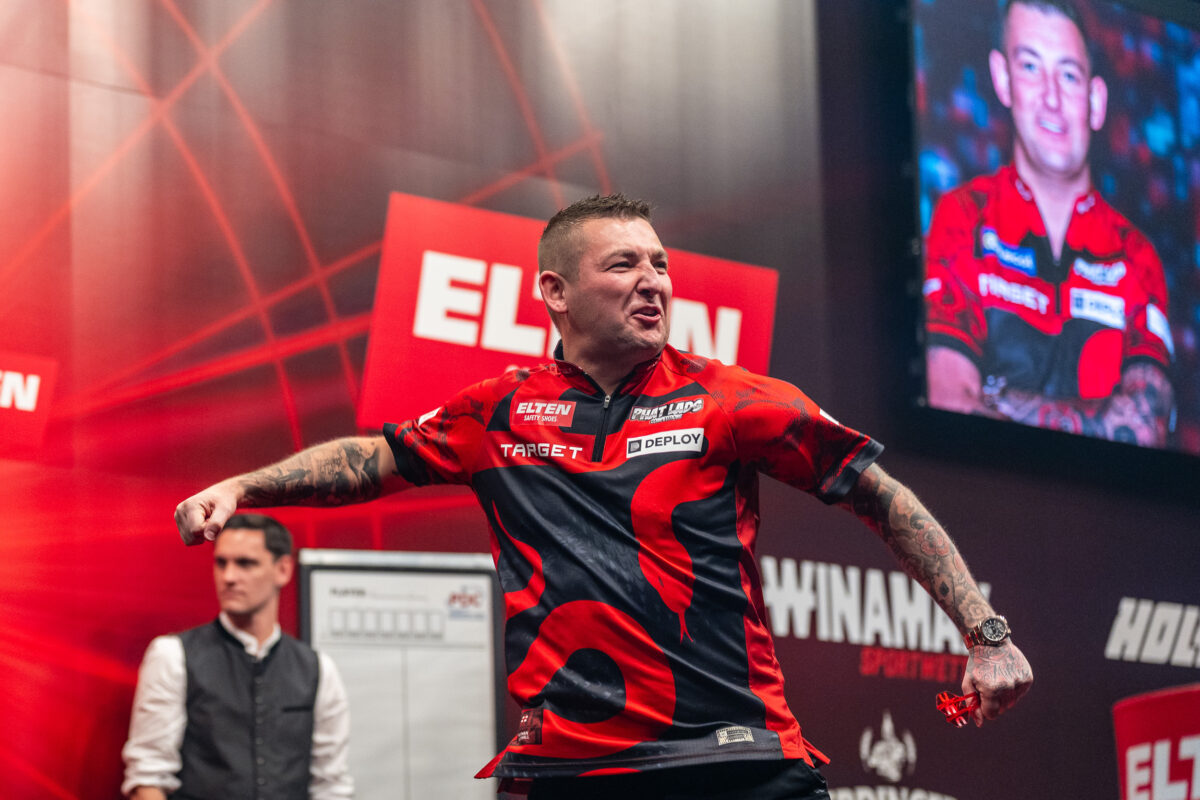 Nathan Aspinall gewinnt den German Darts Grand Prix