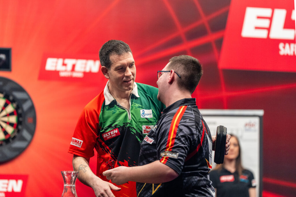 William O'Connor setzt sich im ersten Spiel des Turniers gegen Sebastian Bialecki durch