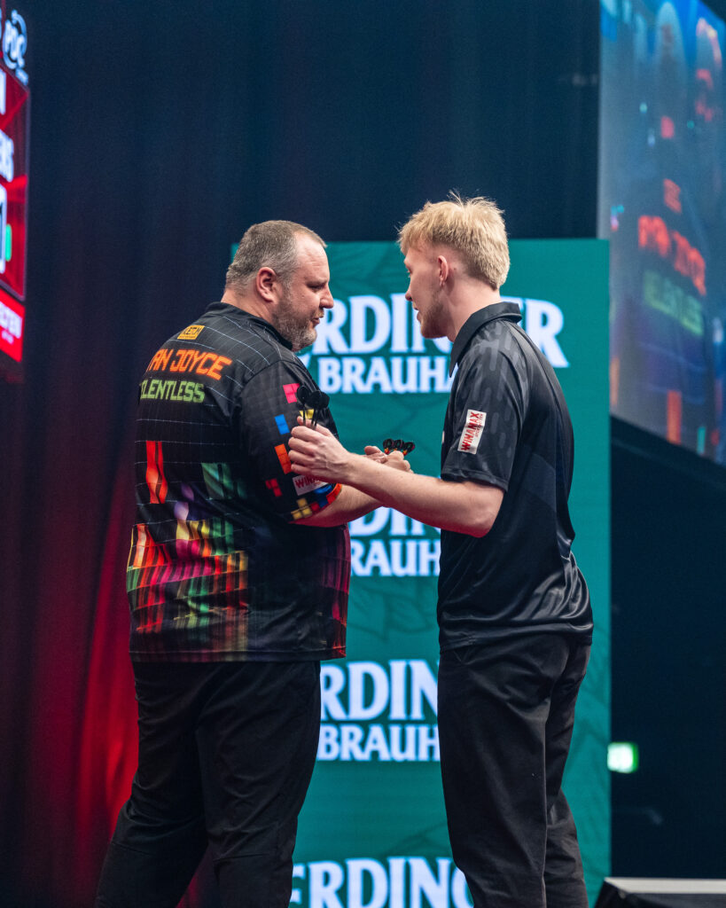 Finn Behrens muss sich Ryan Joyce beugen