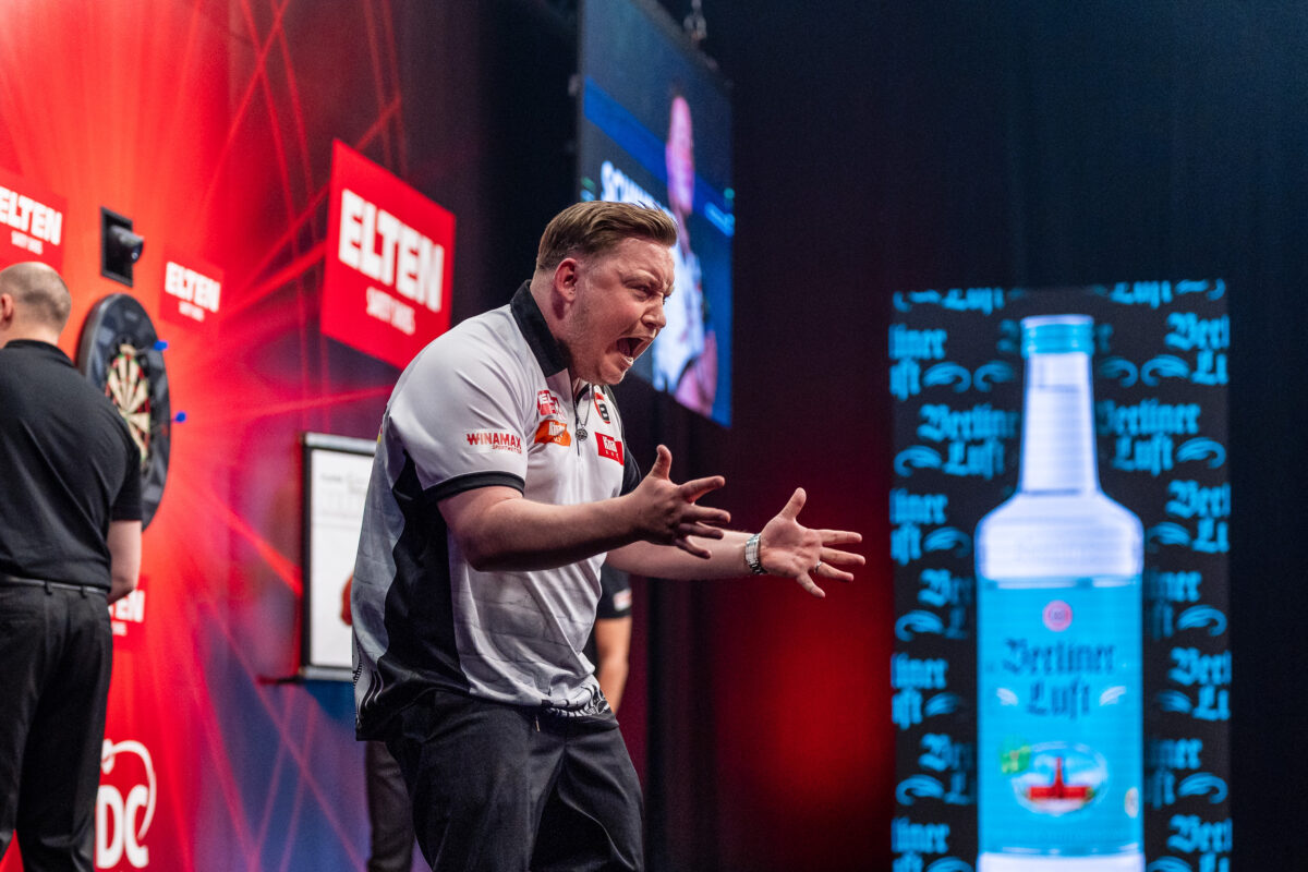 Martin Schindler besiegt Jonny Clayton und steht im Viertelfinale