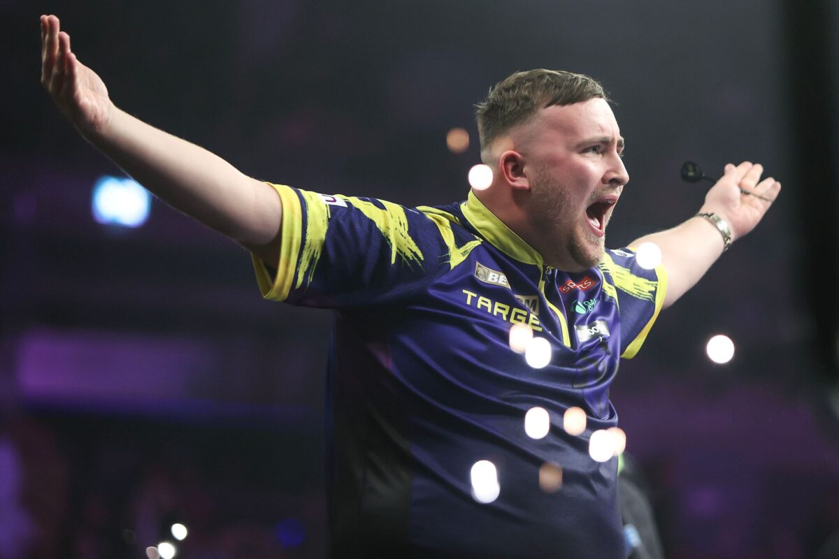Luke Littler bei der Premier League Darts 2026 in Liverpool