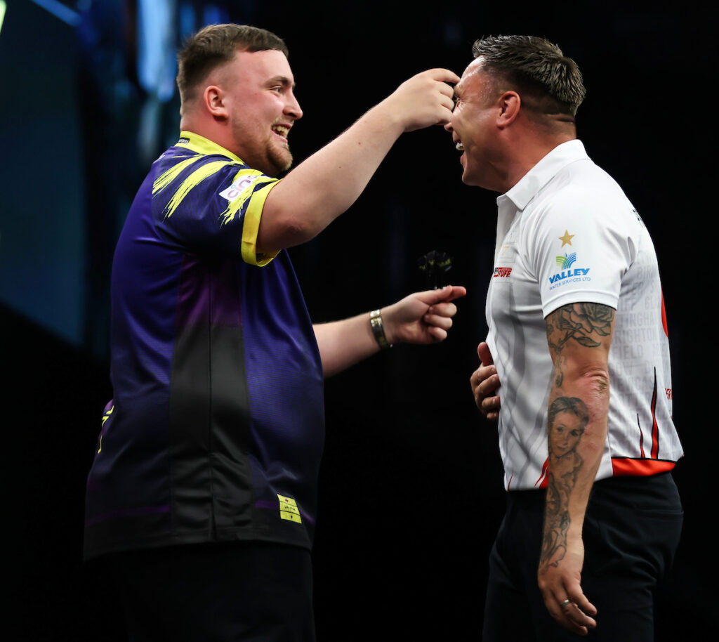 Luke Littler schl&auml;gt Gerwyn Price im Halbfinale der Premier League Darts 2026