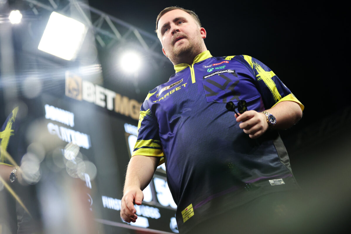 Luke Littler bei der Premier League Darts 2026 in Leeds