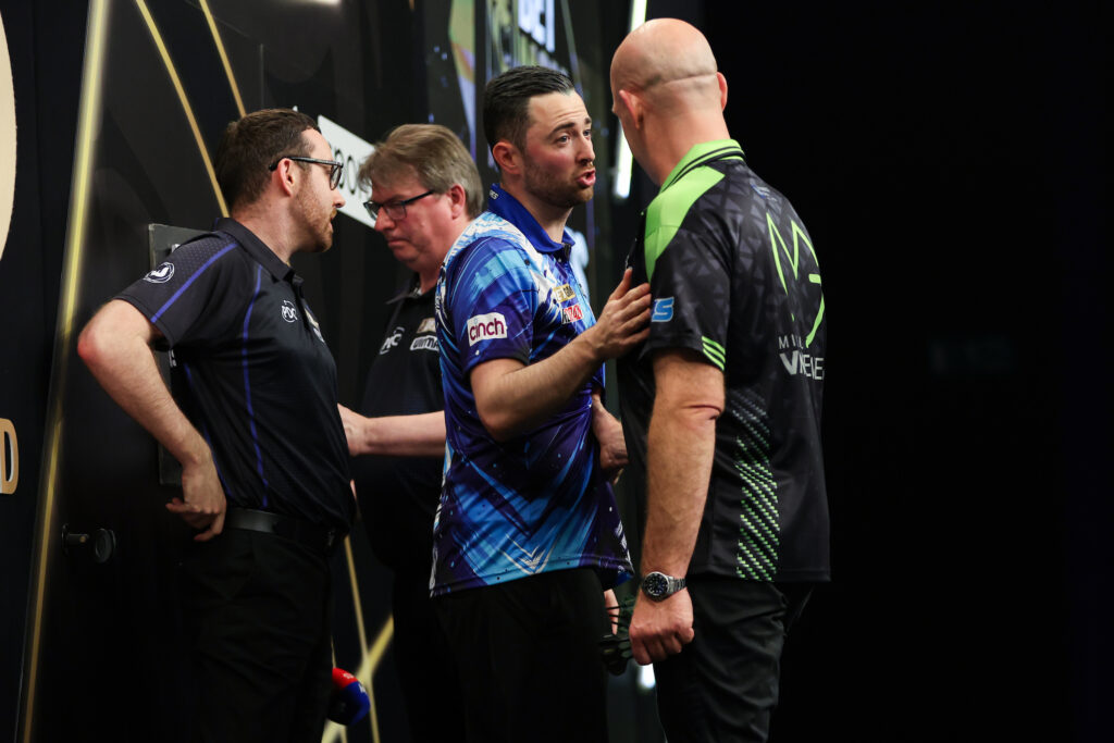 Luke Humphries zog gegen Michael van Gerwen gerade so den Kopf aus der Schlinge