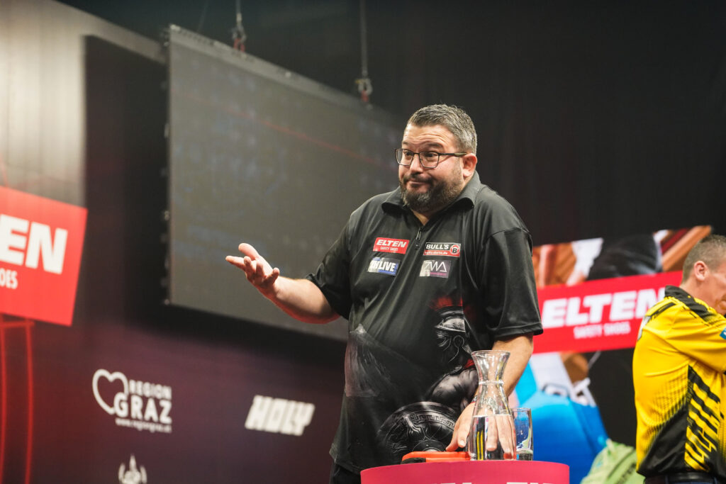 Cristo Reyes besiegt Dave Chisnall