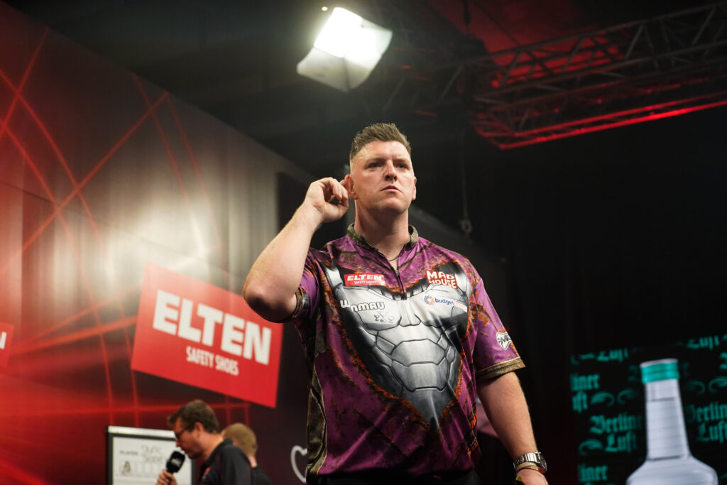Daryl Gurney nimmt den Titelverteidiger Martin Schindler raus