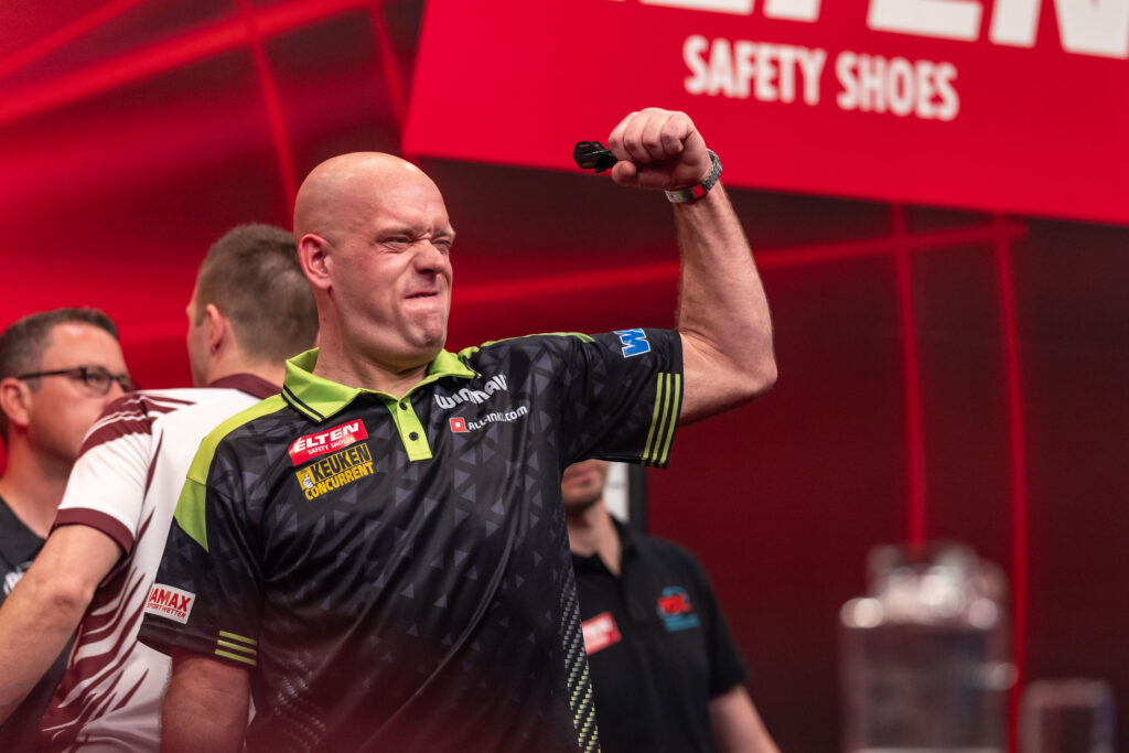 Michael van Gerwen schlägt Madars Razma nach sieben überstandenen Matchdarts