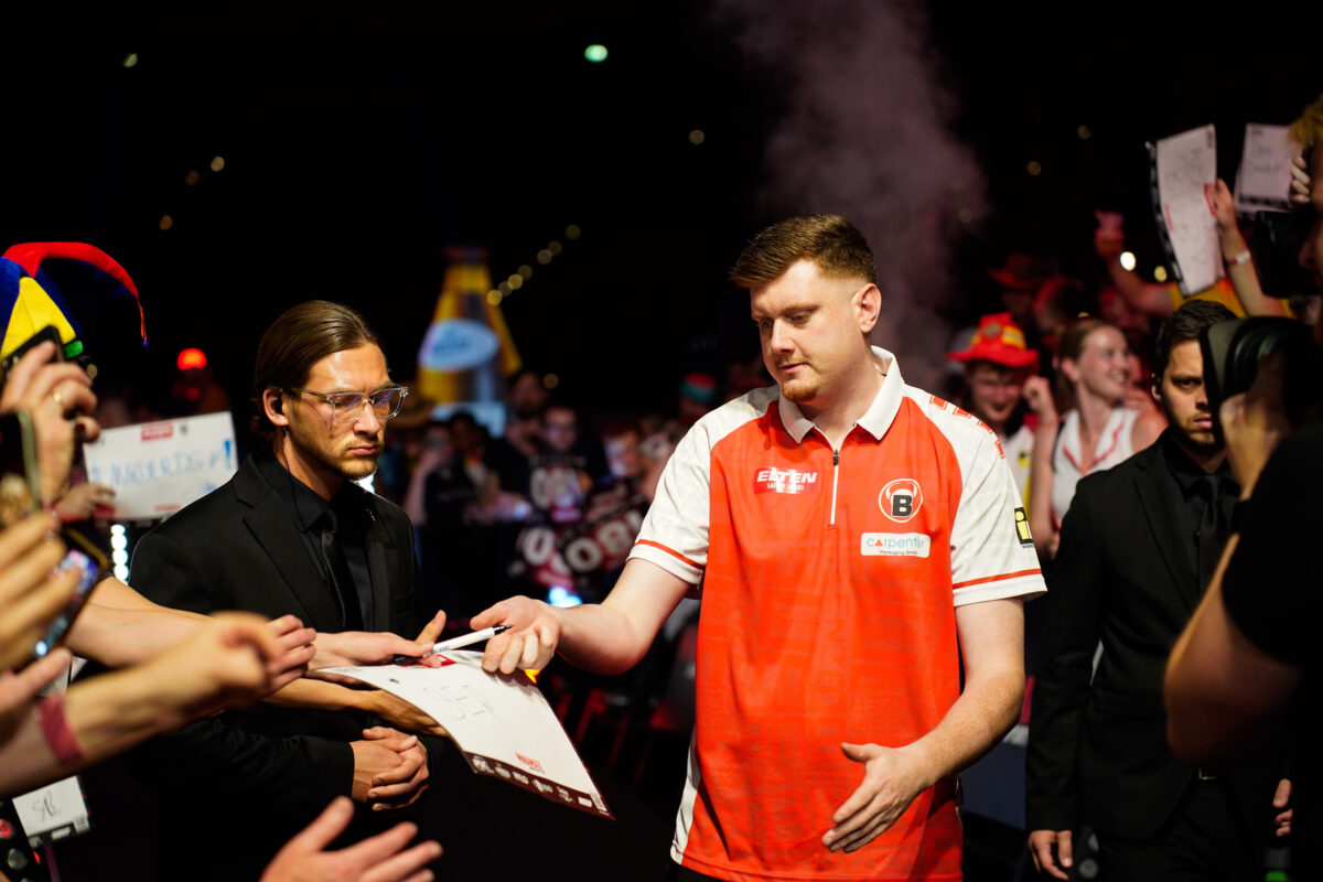 Niko Springer besiegt Ross Smith und steht damit im Achtelfinale von Kiel