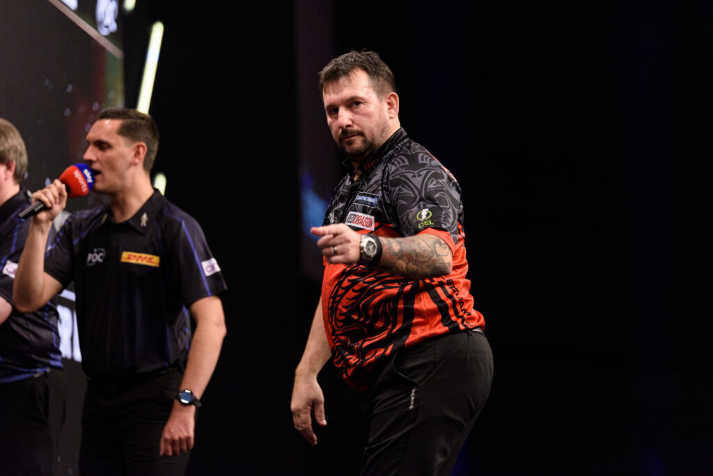 Jonny Clayton gewann 2021 mit 11:5 im Finale gegen Jos&eacute; de Sousa die Premier League