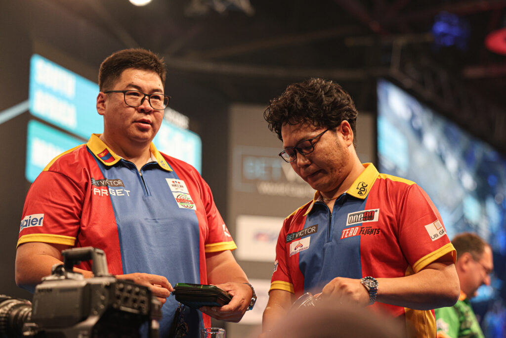 Ganzorig Lkhagvas&uuml;ren und Altant&uuml;lkh&uuml;&uuml;r Myagmars&uuml;ren gaben f&uuml;r die Mongolei ihr World Cup Deb&uuml;t