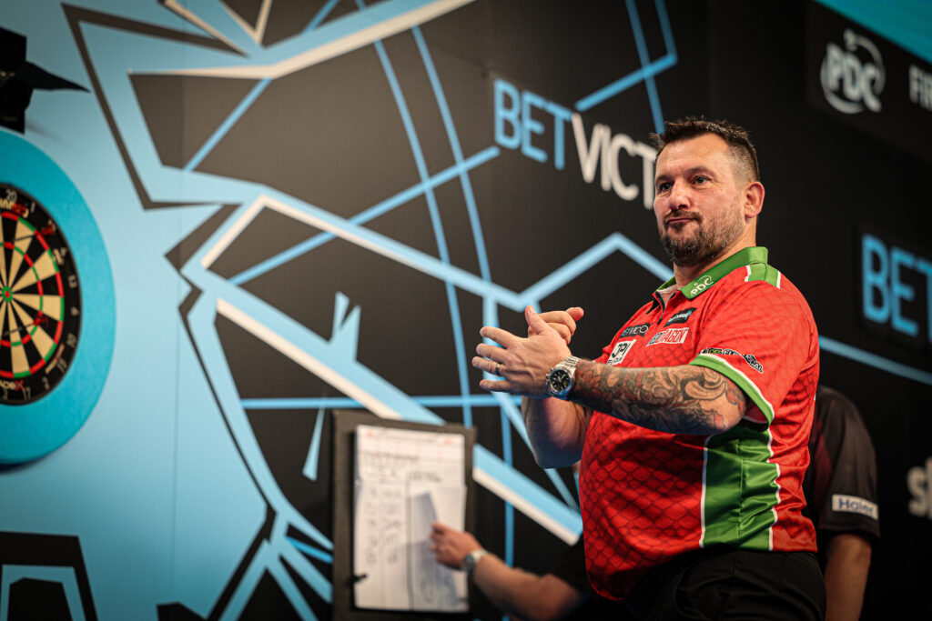 Jonny Clayton hat Team Wales ins Viertelfinale gef&uuml;hrt.