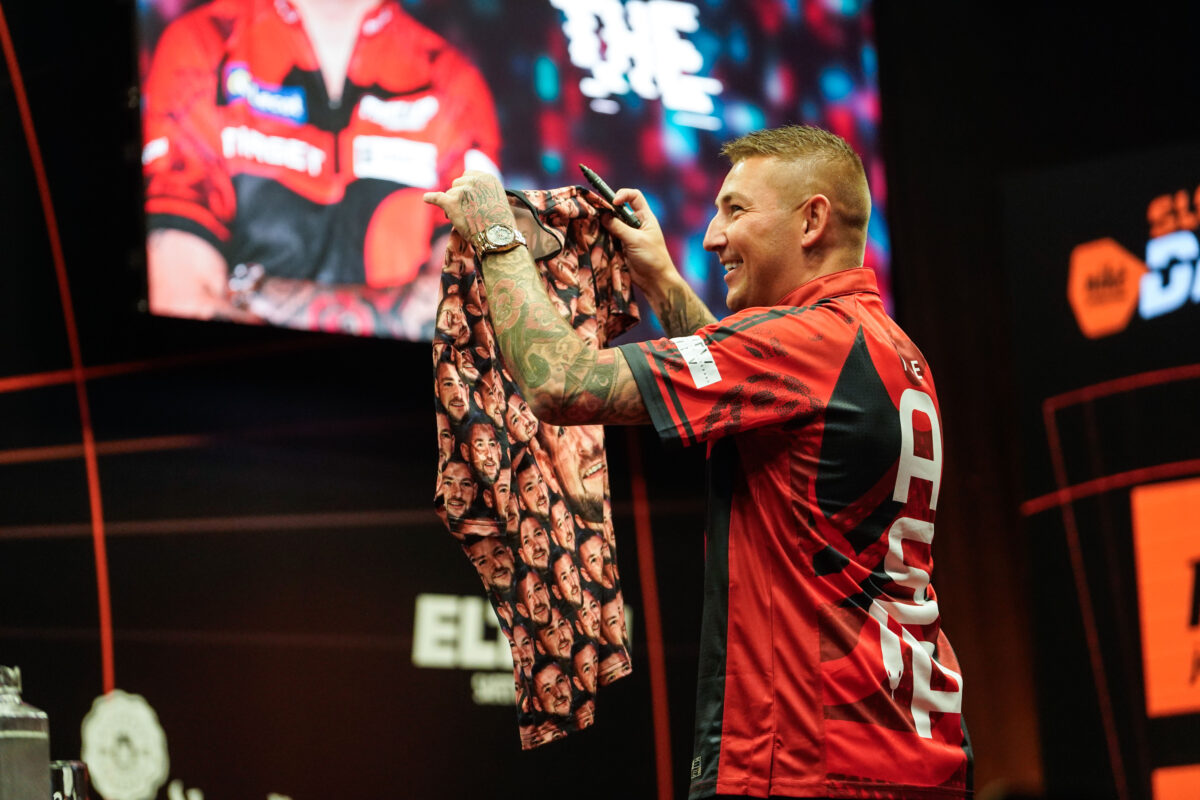 Nathan Aspinall überragte bei seinem 6:0-Whitewash über Ryan Searle mit einem Average von 108,65